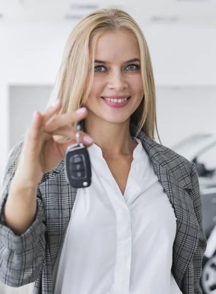 Kobieta w wypożyczalni oferująca wynajem auta