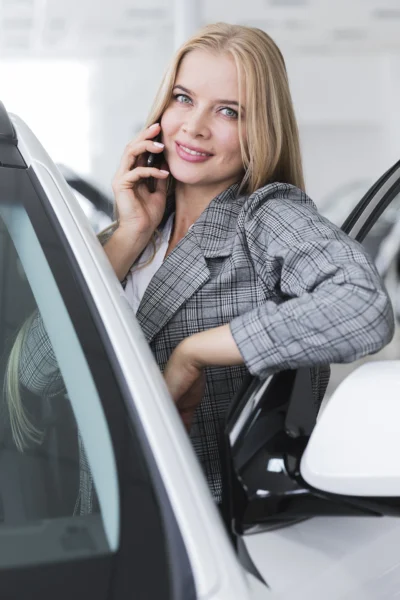 Kobieta w wypożyczalni samochodów