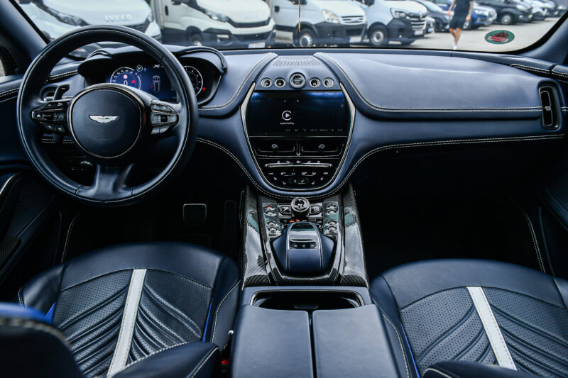 Samochód z wypożyczalni samochodów - Wypożycz Bus w Rzeszowie