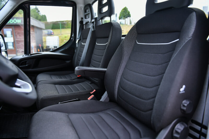 Samochód z wypożyczalni samochodów - Wypożycz Bus w Rzeszowie