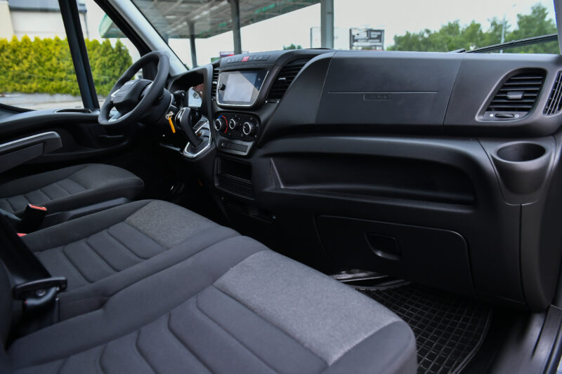 Samochód z wypożyczalni samochodów - Wypożycz Bus w Rzeszowie